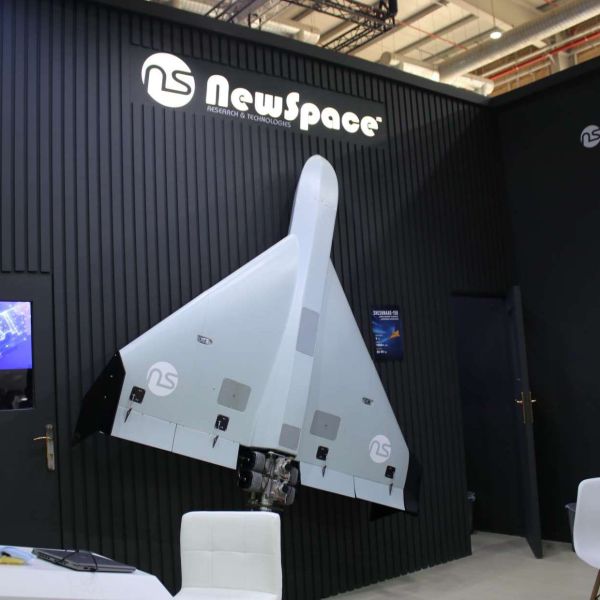 NewSpace’s Sheshnaag-150 long-range collaborative loitering munition, shown by Army Recognition at WDS in Riyadh, is designed for 1000+ km deep-strike missions with a 25-40 kg warhead class, enabling networked swarm attacks that can overwhelm air defenses while also supporting ISR and electronic warfare roles through coordinated multi-vehicle tactics (Picture source: Army Recognition Group).