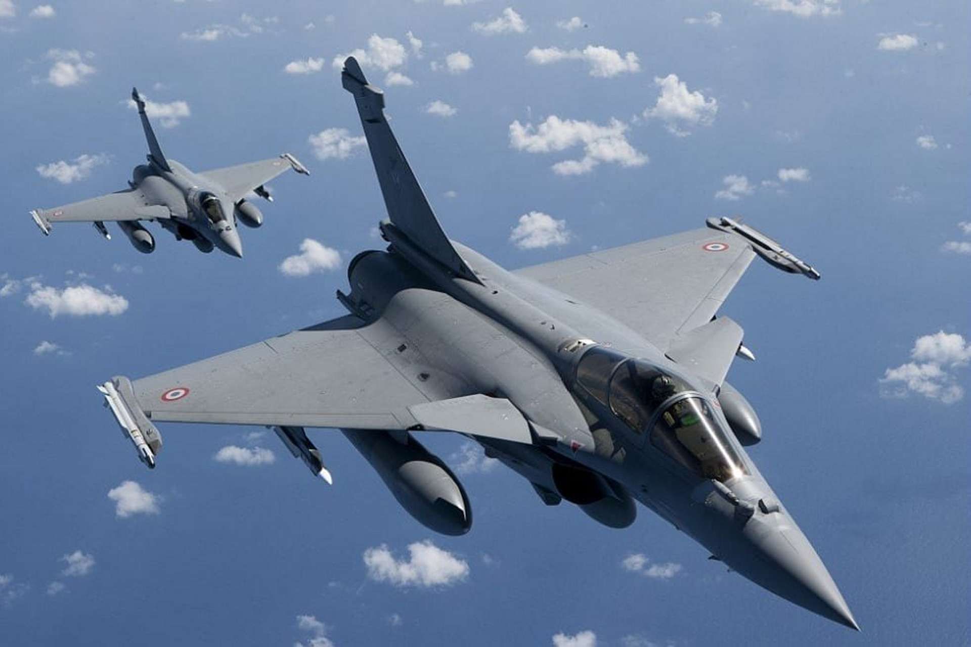 Rafale patrols over the UAE typically pair Meteor beyond-visual-range missiles for long-range air-to-air kills with MICA missiles for close and medium-range engagements, backed by SPECTRA electronic warfare and RBE2 AESA radar to detect, track, and defeat drones, cruise missiles, and hostile aircraft before they can threaten French bases (Picture source: Dassault).