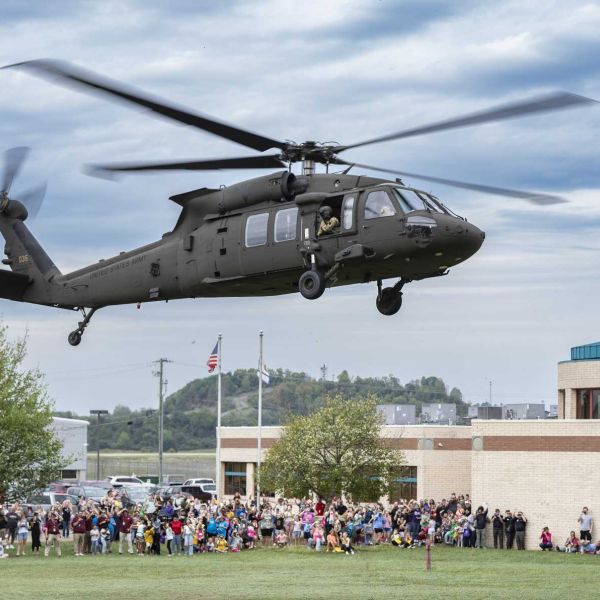 This RFI could involve about 12 to 24 Black Hawk helicopters per year and per company, with the possibility of adding HH-60M units and incorporating foreign partner channels such as FMS (Foreign Military Sales) and BEST. (Picture source: U.S. DoD)