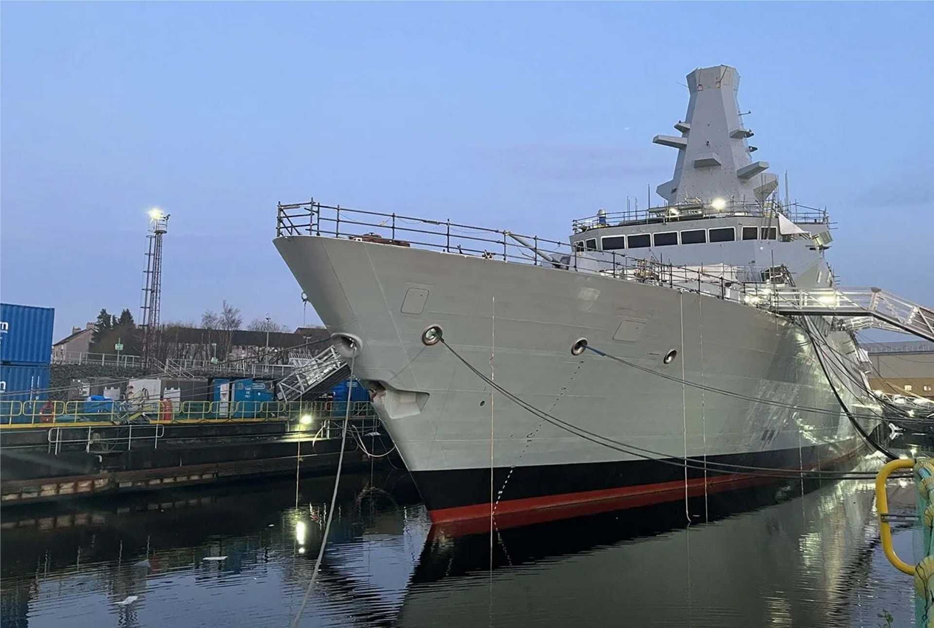 HMS Glasgow, the British Royal Navy’s first Type 26 anti-submarine warfare frigate, pictured during advanced stages of construction. The ship recently entered a new phase with the activation of its first MTU diesel generator, marking a major milestone ahead of sea trials.