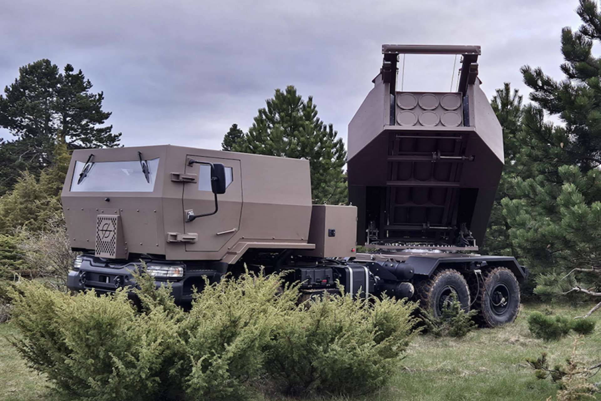 France’s new Foudre and Thundart rocket artillery programs face a major setback after the United States refused to authorize integration of U.S.-made GMLRS munitions, a decision that could complicate development while pushing Paris toward a fully sovereign French or European long-range strike capability (Picture source: Turgis Gaillard).