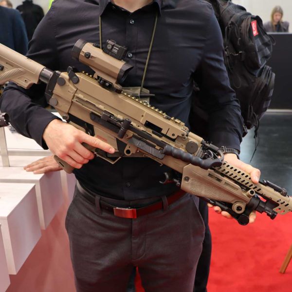 Weighing between 8.3 and 8.7 kg, the HK421 is a gas-operated, open-bolt machine gun chambered in 7.62 NATO, positioned between traditional general-purpose machine guns such as the M240 and newer lightweight belt-fed MGs such as the SIG XM250. (Picture source: Army Recognition)