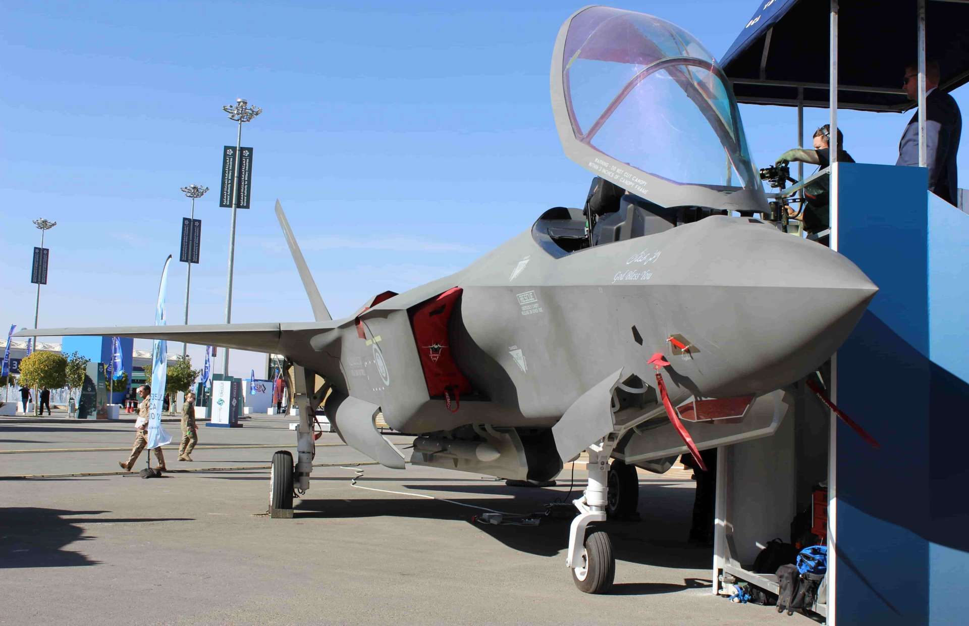 Saudi-flagged F-35 Lightning II mockup displayed at Riyadh’s World Defense Show signals an overt pitch to the Kingdom as it weighs a potential stealth fighter buy, highlighting the jet’s internal precision-strike and air-to-air loadouts while underscoring the geopolitical friction and likely export downgrades Washington would impose to preserve Israel’s regional air superiority (Picture source: Army Recognition Group).
