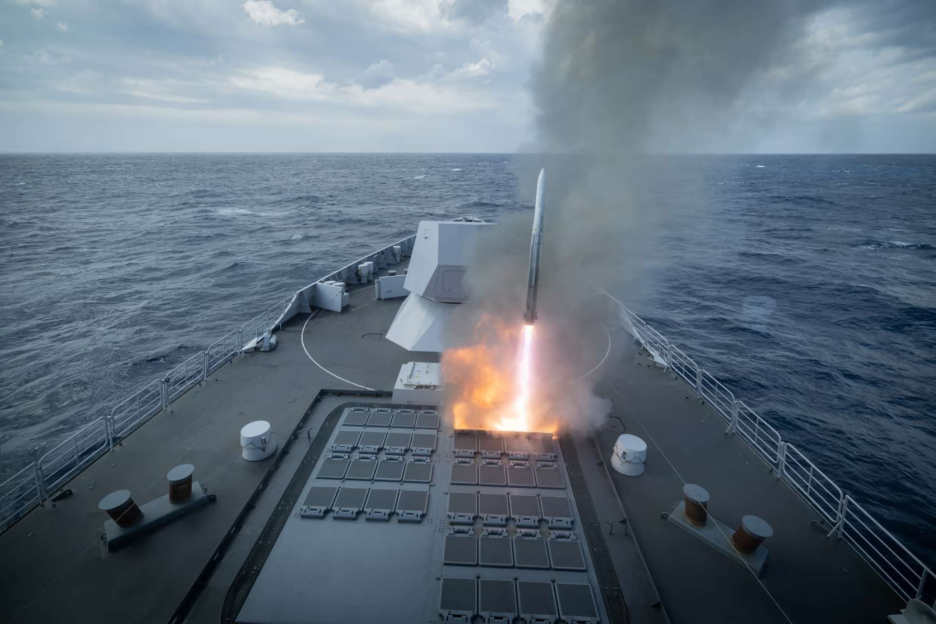 Zr.Ms. Evertsen demonstrated its layered air-defence capability near Crete by destroying a drone with a surface-to-air missile during a live exercise, underscoring the Dutch frigate’s role in protecting the French Carrier Strike Group in the eastern Mediterranean (Picture source: Dutch MoD).