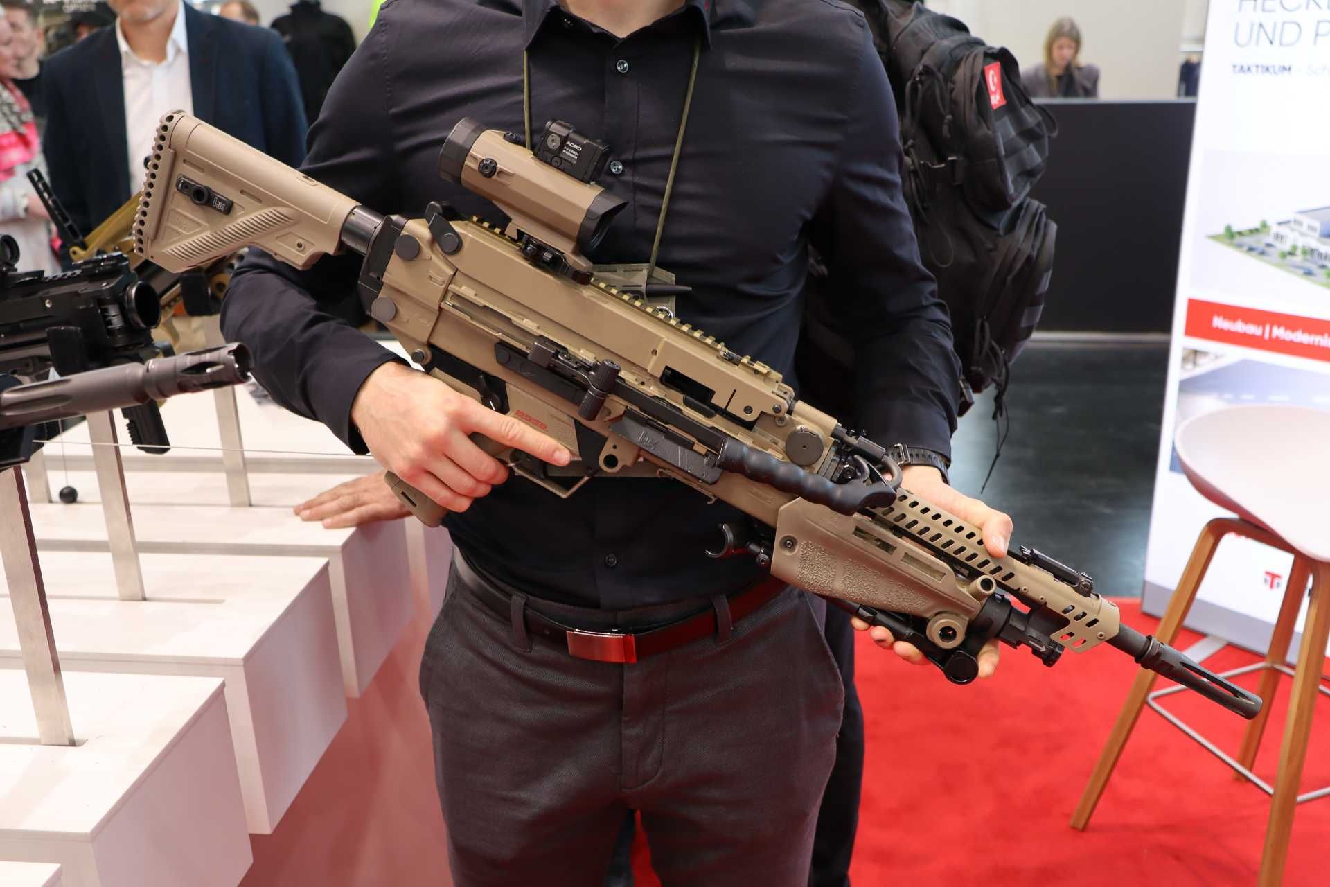 Weighing between 8.3 and 8.7 kg, the HK421 is a gas-operated, open-bolt machine gun chambered in 7.62 NATO, positioned between traditional general-purpose machine guns such as the M240 and newer lightweight belt-fed MGs such as the SIG XM250. (Picture source: Army Recognition)