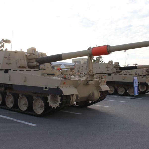 K9 Thunder is a 155 mm tracked howitzer built for fast shoot and scoot fires, with rapid bursts, MRSI salvos, and strong winter mobility (Picture source: Army Recognition Group).