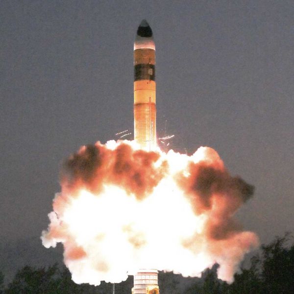 The main advantage of the MIRV-equipped Agni-5 is that a single missile can strike several separate strategic targets simultaneously, while making interception by adversary missile defence systems significantly more difficult. (Picture source: Indian MoD)