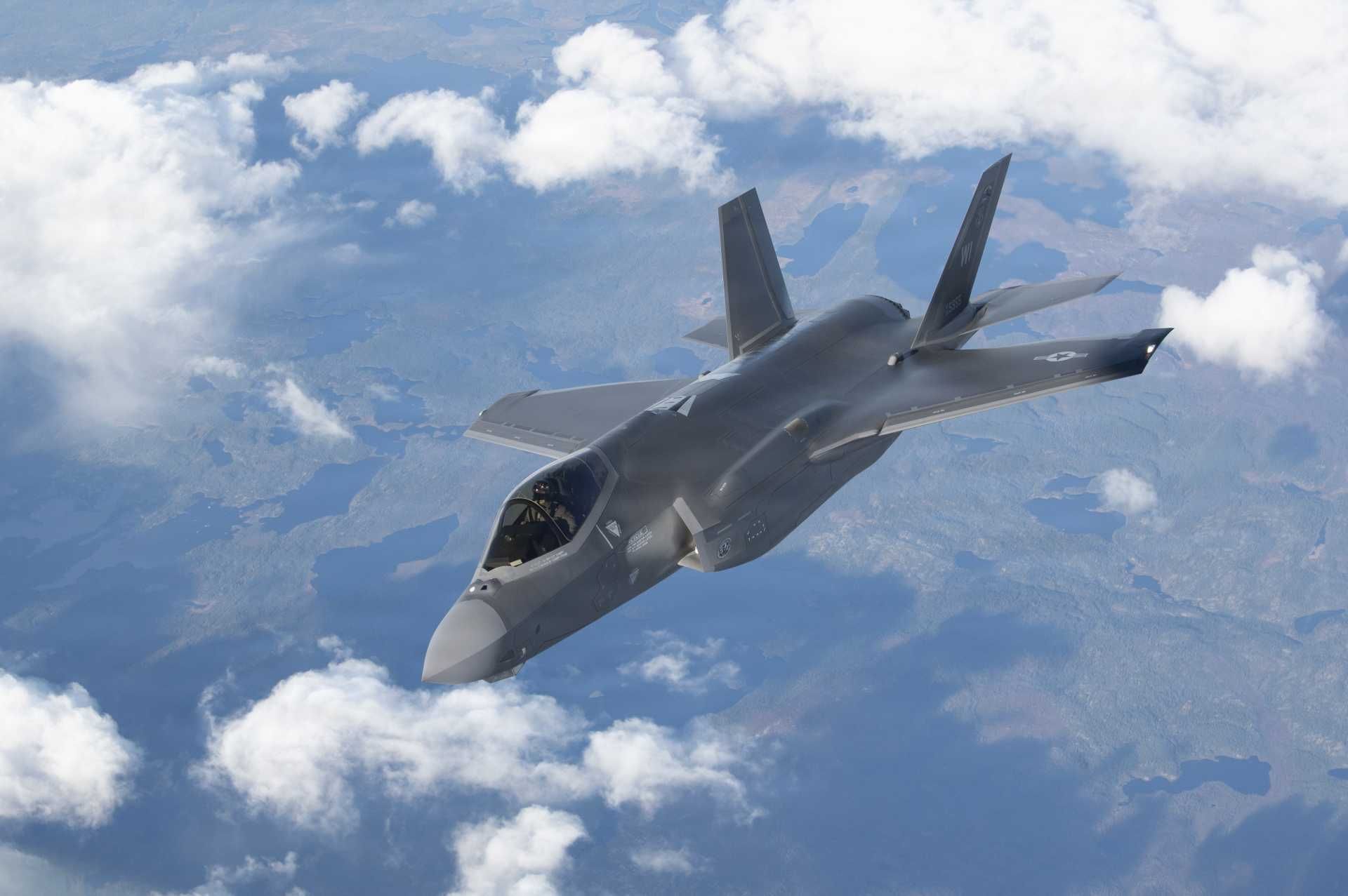 Powered by a Pratt & Whitney F135 engine producing 191 kilonewtons of thrust with afterburner, the F-35 can reach a maximum speed of about Mach 1.6 and a combat radius near 1,240 kilometers. (Picture source: US Air Force)