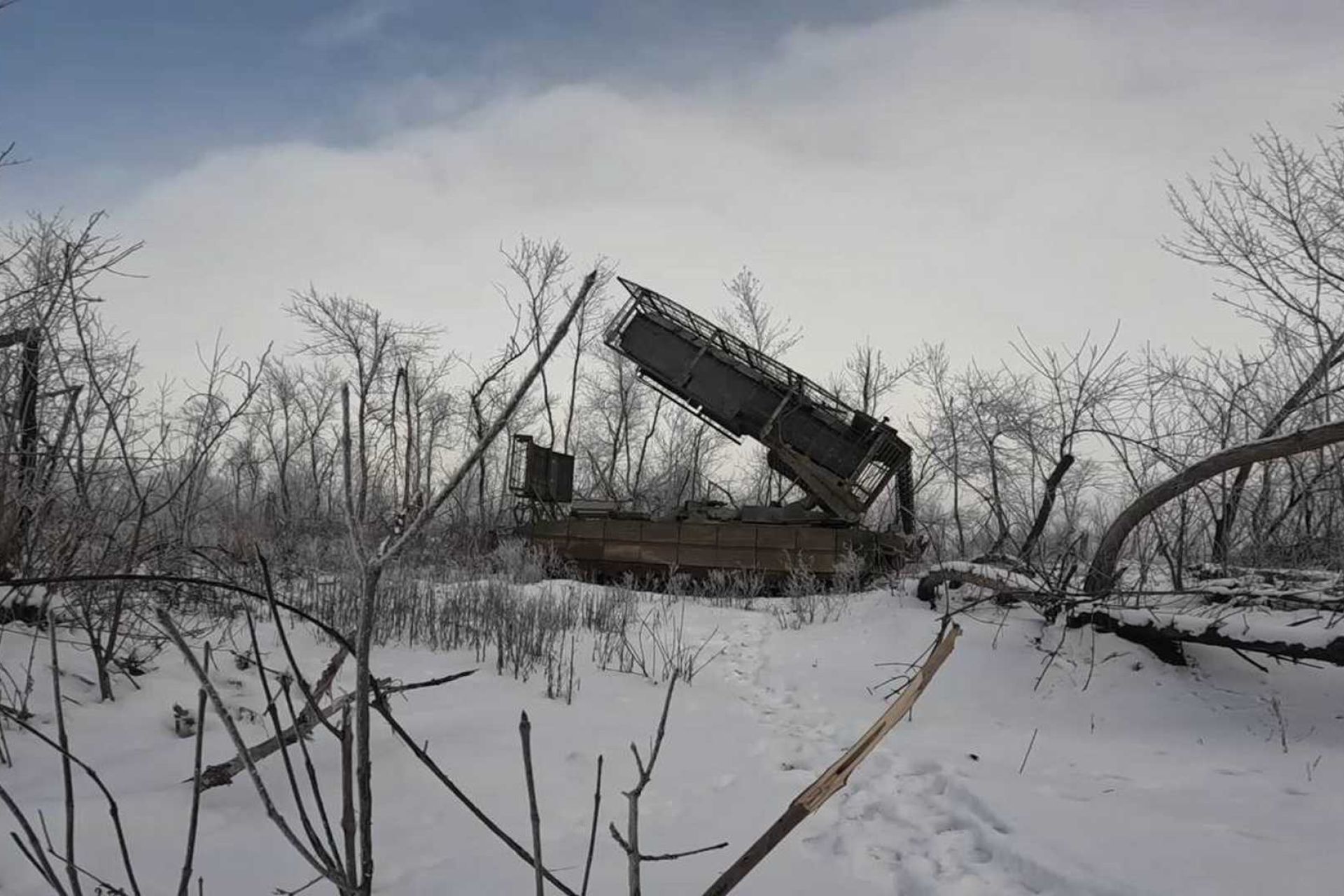 The TOS-3 launcher pod is fitted with protective mesh screening, like the TOS-2, Volnorez electronic warfare systems, and possibly a digital fire control and communications equipment to support extended engagement distances. (Picture source: Russian MoD)