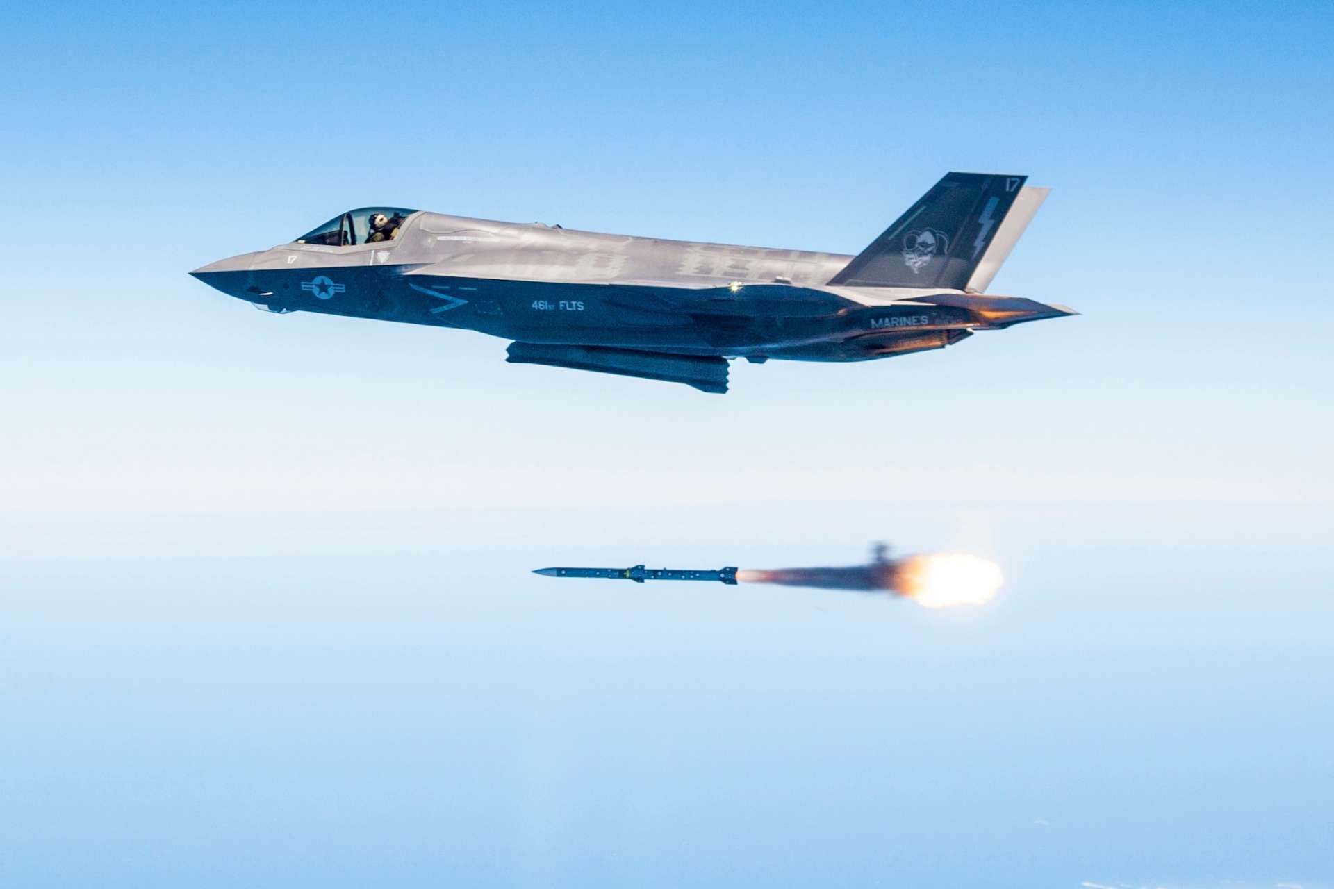 Australia is set to acquire up to 450 AIM-260A JATM air-to-air missiles in a $3.16 billion U.S. sale, giving the RAAF a major boost in long-range air-combat capability and allied interoperability in the Indo-Pacific. The picture shows an F-35 fighter firing an AIM-120 missile (Picture source: U.S. DoW).