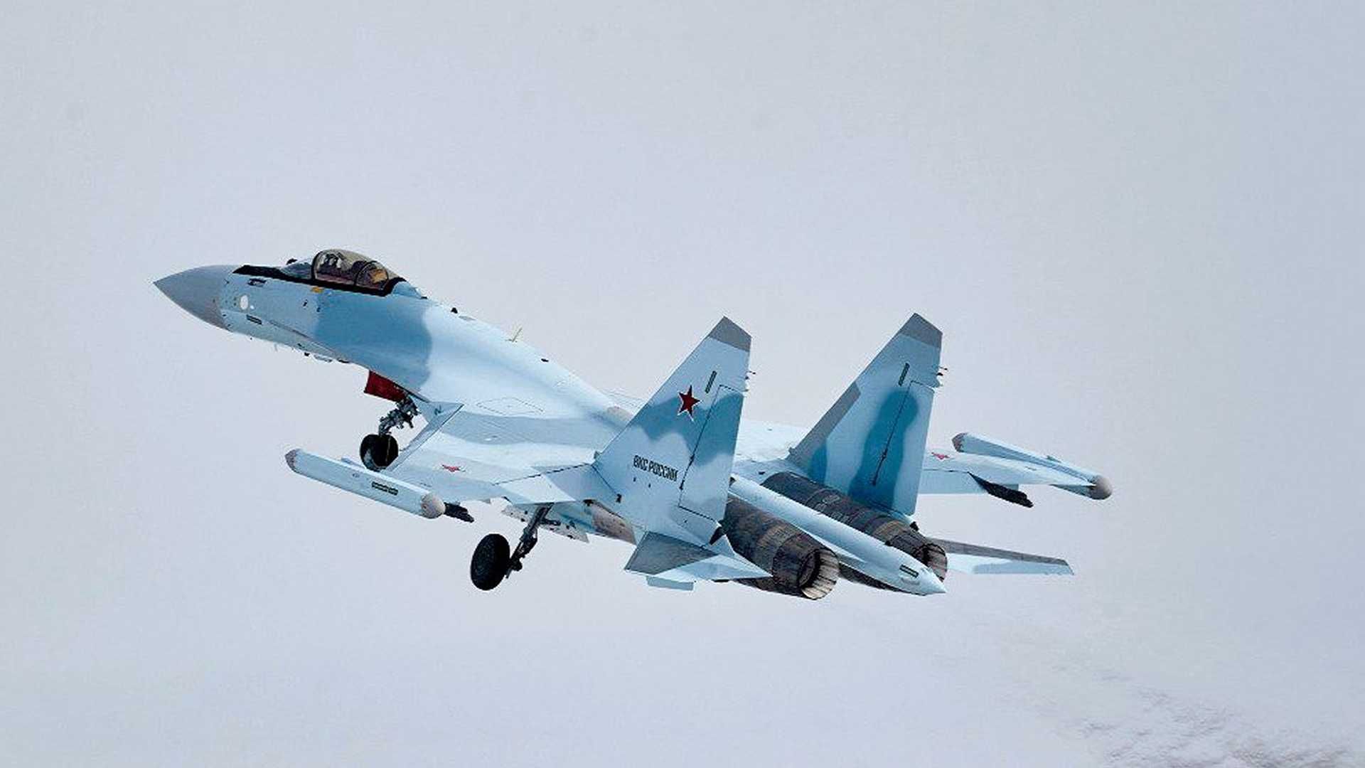 The Su-35 can carry around 8,000 kilograms of ordnance, including short and long-range air-to-air missiles such as R-73, R-77, and R-37M, anti-ship missiles such as Kh-31, guided bombs from the KAB-500 and KAB-1500 series. (Picture source: Rostec)