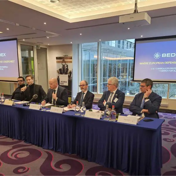 Officiële persconferentie ter lancering van BEDEX 2026, gehouden in Brussel op 3 februari 2026, in aanwezigheid van Theo Francken, Belgisch minister van Defensie, en vertegenwoordigers van politieke, institutionele en industriële organisaties (Fotobron: Army Recognition Group).