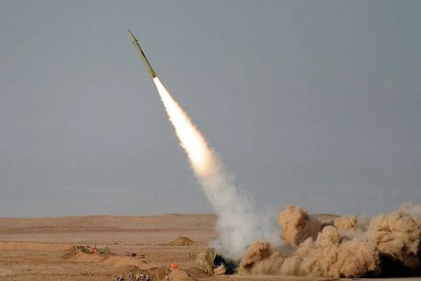 The most plausible missiles belong to Iran’s Fateh family, such as the Fateh-110 or the extended-range Zolfaghar. These systems use single-stage solid-propellant rocket motors and have ranges varying from roughly 200–300 km for the Fateh-110 to about 700 km for the Zolfaghar. (Picture source: Wikicommons)
