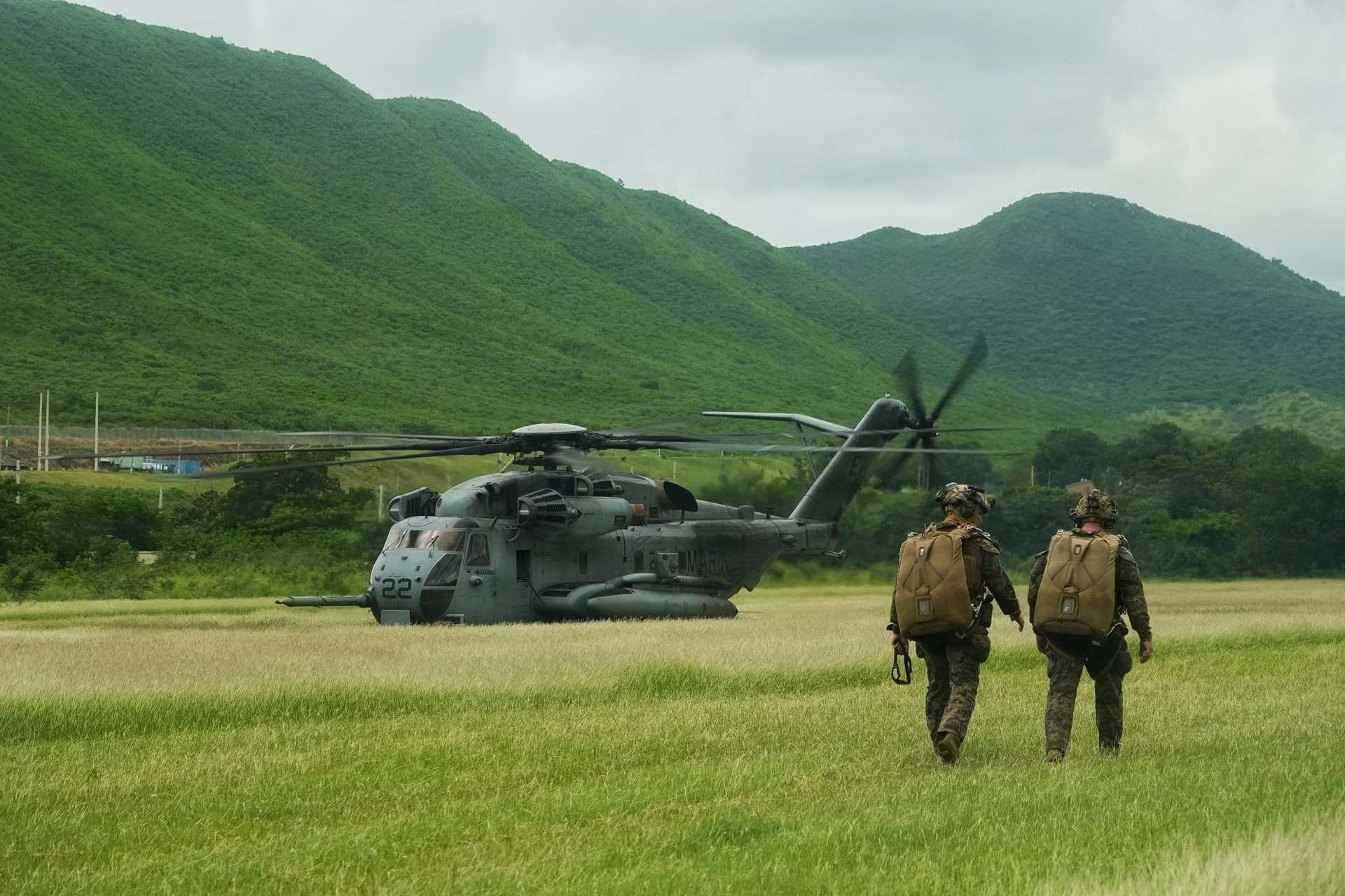 U.S. Marines crossing a field toward a spinning CH-53E under the green hills of Puerto Rico captures a quiet but unmistakable message: the United States is cultivating an agile, expeditionary force posture in the Caribbean at a time when relations with Venezuela are entering one of their most volatile phases in décades (Picture Source: U.S. Marines)