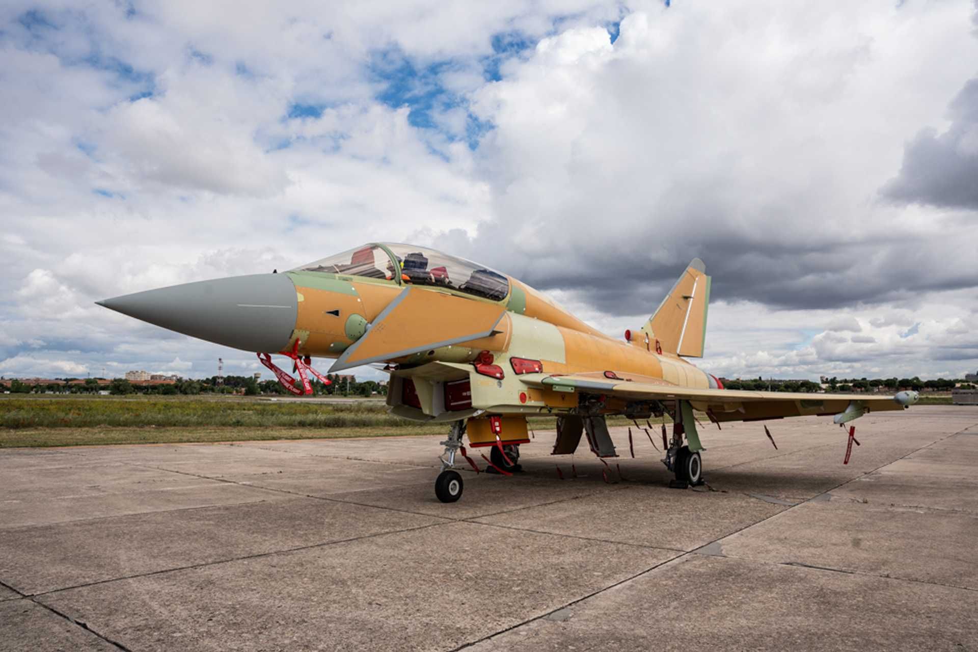 The first Eurofighter HALCON I combat aircraft for the Spanish Air and Space Force rolls out at Airbus Defence and Space’s Getafe facility near Madrid, ahead of its first engine run and maiden flight. The aircraft is part of Spain’s 20-unit HALCON I program, which will introduce E-Scan radar and enhanced combat capabilities to replace aging F/A-18 Hornets.