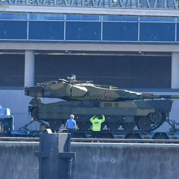 Industrial distribution divides assembly between 37 Leopard 2A8NORs to be completed in Norway by Ritek in Levanger, and 17 units delivered fully assembled from Germany. (Picture source: Kieler Nachrichten via X/@front_ukrainian)