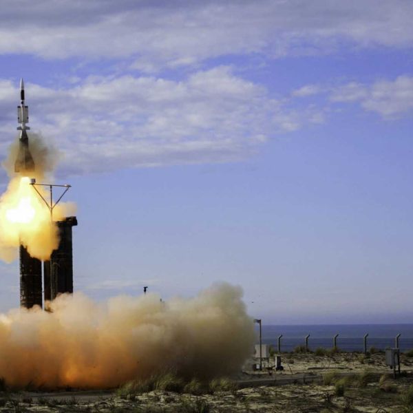 The SAMP/T NG is designed to intercept aircraft and cruise missiles at ranges of up to about 150 km and engage short-range ballistic missiles with Aster 30 B1NT, supported by a new AESA radar with detection and tracking ranges beyond 350 km. (Picture source: French MoD)