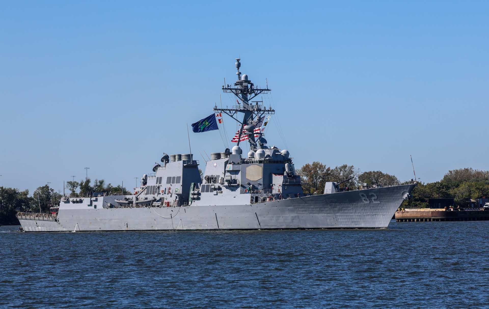 A modern U.S. Navy Arleigh Burke-class destroyer underway during fleet operations. As the Navy begins early planning for a next-generation warship under the proposed “Golden Fleet,” former President Donald Trump has engaged directly with Navy officials, expressing criticism of current ship designs and pushing for a bold new surface combatant concept.
