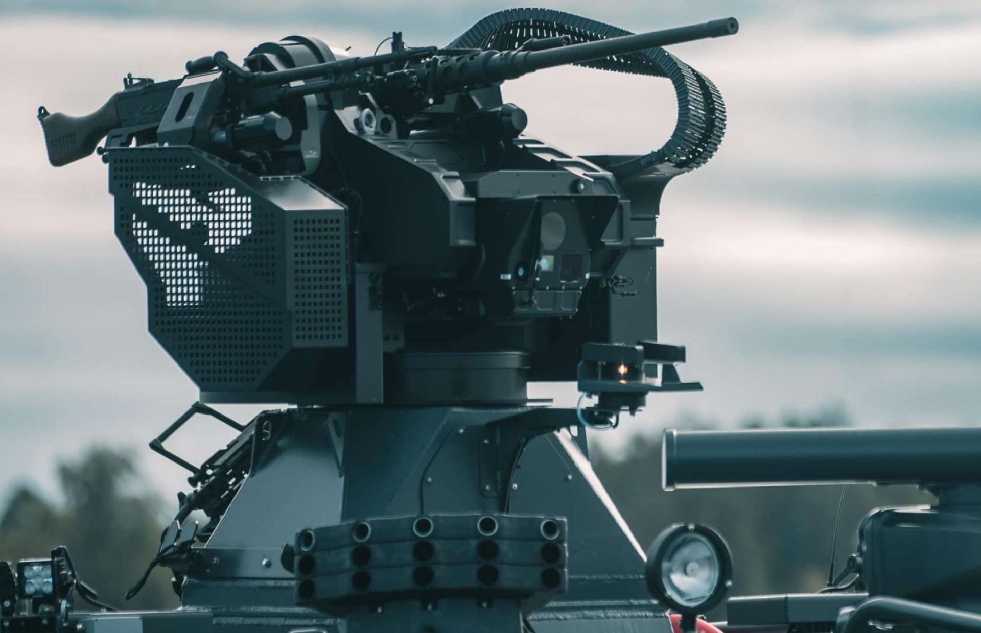 Saab Trackfire ARES delivers stabilized 30 mm firepower with advanced electro-optical sensors and proximity-fuzed ammunition, giving Swedish Army and amphibious units protected, mobile capability to defeat drones, small boats, and ground targets day and night from combat boats and vehicles in Sweden’s littoral and base-defense environment (Picture source: Saab).