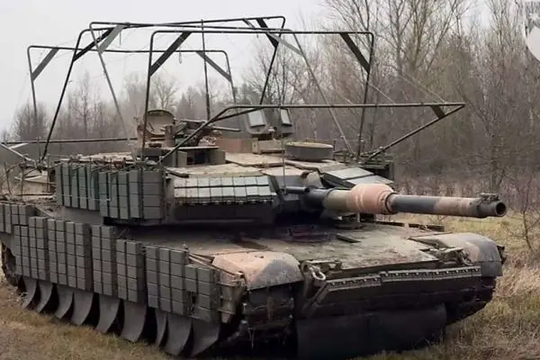M1A1 Abrams firepower centers on a 120 mm smoothbore cannon with stabilized sights and digital fire control for accurate long-range day-night shots, backed by 7.62 mm and 12.7 mm machine guns for close defense (Picture source: 425th Separate Assault Regiment, Ukrainian Armed Forces).