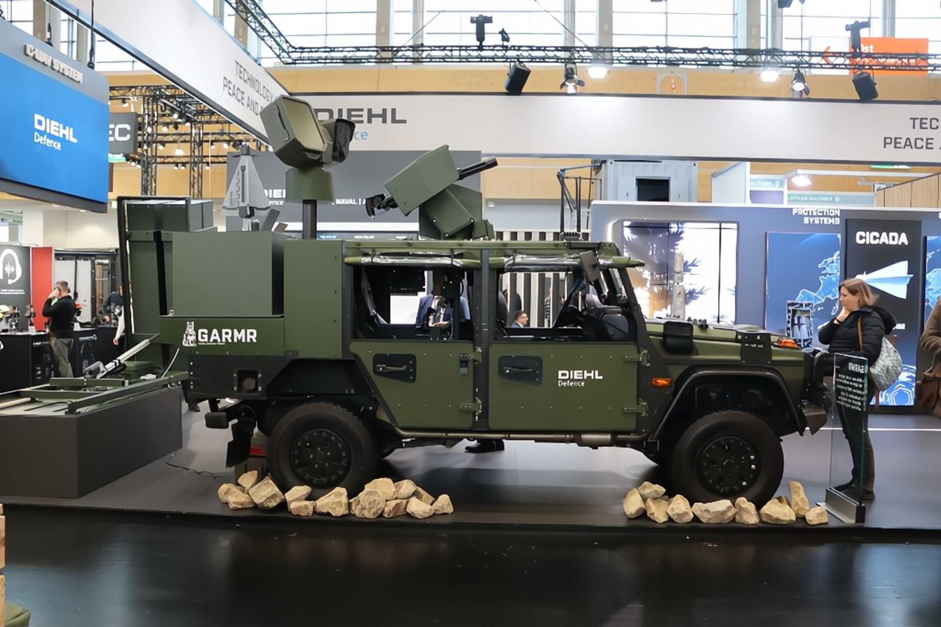 The Garmr, an AI-supported mobile counter-UAV system, combines 7.62 mm and 12.7 mm machine guns with Cicada and Hornet Block 2 interceptor drones for a layered short- and medium-range air defense beyond 70 km. (Picture source: Army Recognition)