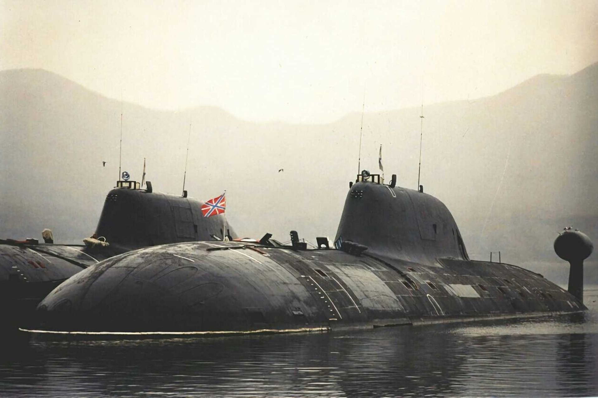 The United Kingdom monitored three Russian submarines, one Akula-class submarine and two GUGI deep-sea units, conducting a prolonged operation near undersea cables and energy pipelines in the North Atlantic. (Picture source: Russian MoD)