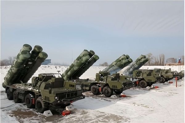 S-400 “Sudarshan Chakra” fields a mixed interceptor loadout to engage aircraft, cruise missiles, UAVs, and limited ballistic threats, with advertised reach up to 380 km, altitudes up to 30 km, and high raid-handling capacity enabled by multi-radar target tracking and simultaneous multi-target engagements (Picture source: Russian MoD).