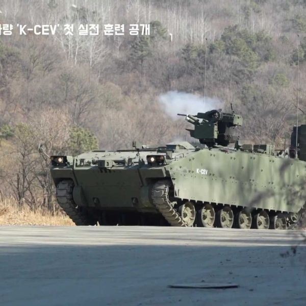 The K-CEV, based on the K21 infantry fighting vehicle, supports both manned and unmanned operations with an AI-powered remote weapon station that mounts a 12.7 mm K6 heavy machine gun and a 40 mm K4 automatic grenade launcher. (Picture source: South Korean Army)