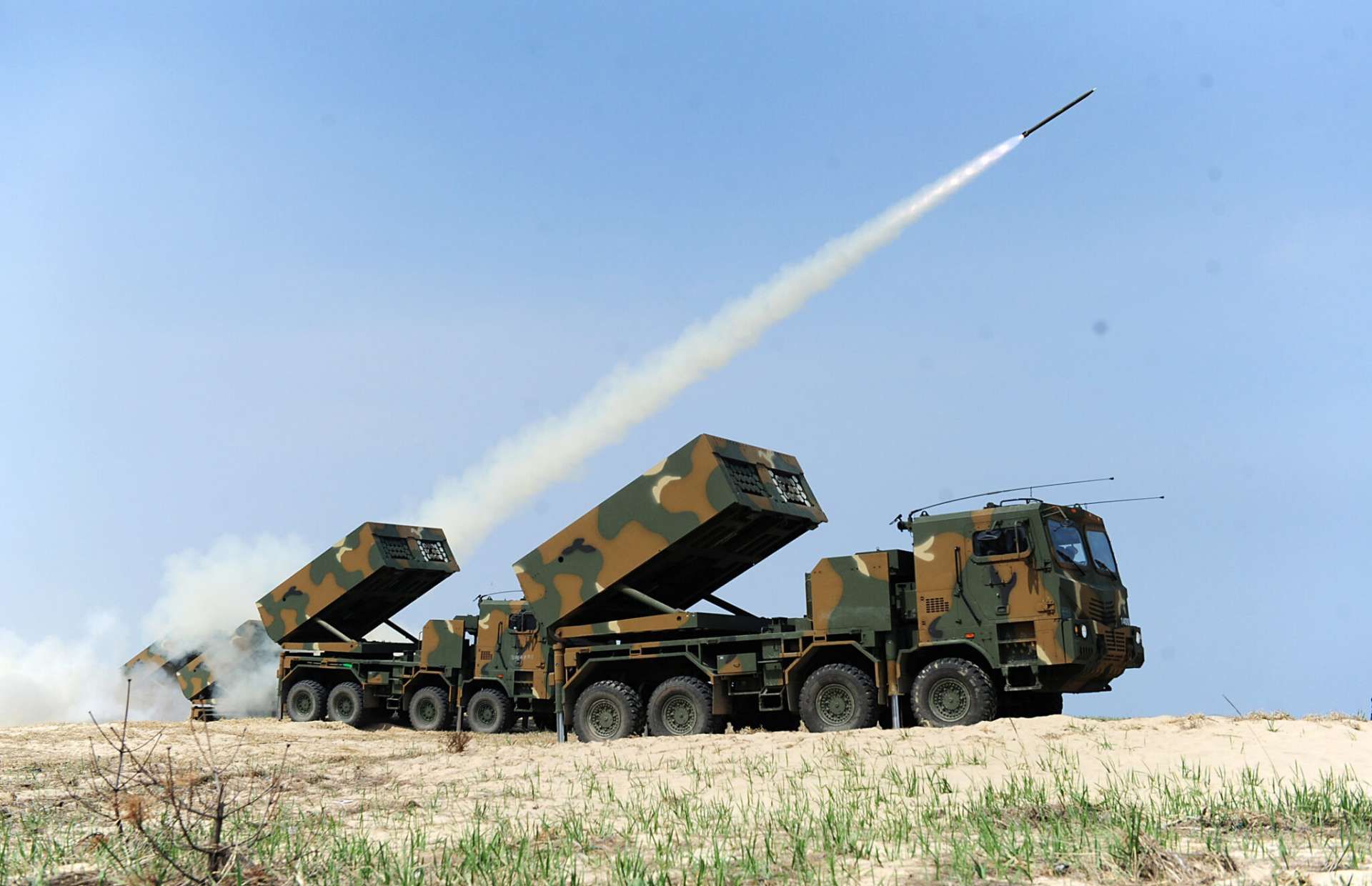 K239 Chunmoo is a mobile 8×8 twin pod rocket launcher firing guided rockets and long-range missiles for precision strikes from about 80 to 290 km, optimized for rapid shoot and scoot operations (Picture source: Hanwha Aerospace).