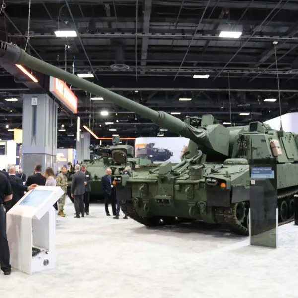 BAE Systems showcases the M109-52 self-propelled howitzer, featuring the 155mm 52-caliber Rheinmetall gun integrated on the M109A7 chassis, during the AUSA 2025 exhibition in Washington, D.C., marking a key step in U.S. Army artillery modernization.