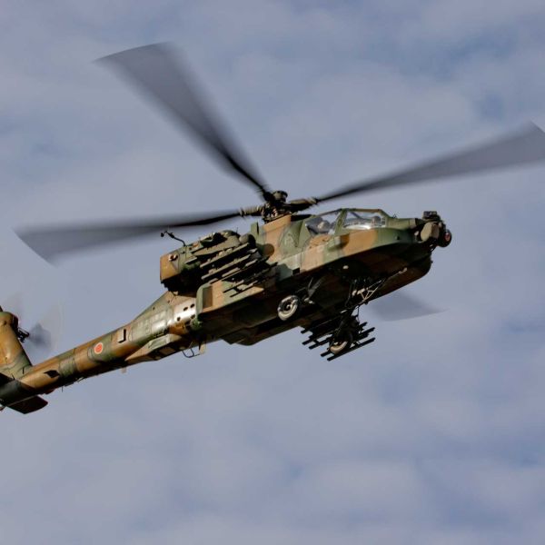 While early Japanese planning documents suggested a fleet of 50 to 80 AH-64DJP attack helicopters, the actual number was progressively reduced to 13 units as costs increased, before the procurement was halted in 2007. (Picture source: US Army)