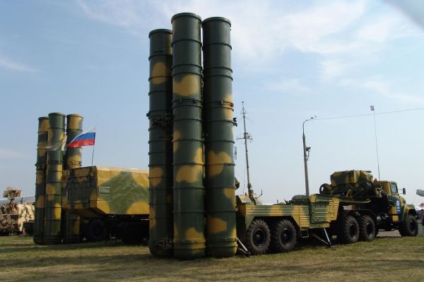 Talks reportedly focus on the potential delivery of S-300PMU2 Favorit air defense systems, whose 64N6E2 radar can detect targets at more than 300 kilometers, as well as the S-350 Vityaz, designed to engage aircraft and missiles within an envelope of roughly 120 kilometers using 9M96E2 interceptors.