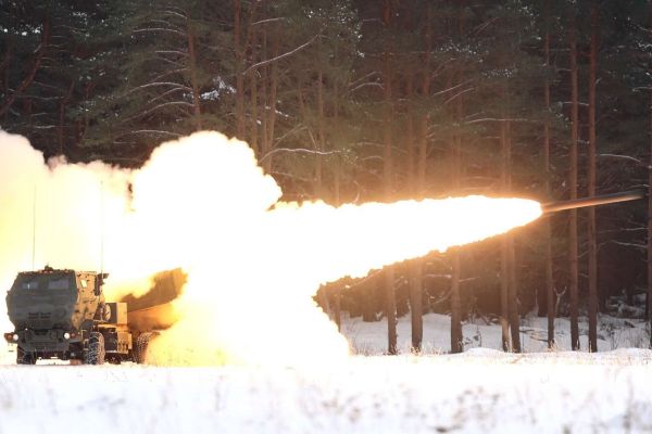 U.S. Army HIMARS launchers conduct a live-fire exercise near Klaipeda, firing rockets into the Baltic Sea during joint training with the Lithuanian Armed Forces, as Lithuania prepares to field its own HIMARS capability and Washington signals enduring deterrence and support on NATO’s northeastern flank (Picture source: Army Recognition Group).