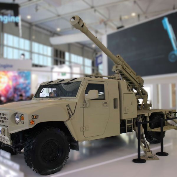 At World Defense Show 2026 in Riyadh, Hyundai WIA revealed a lightweight 105 mm self-propelled howitzer mounted on a KIA tactical vehicle, underscoring South Korea’s focus on highly mobile, networked artillery for modern light and airborne forces (Picture Source: Army Recognition Group)