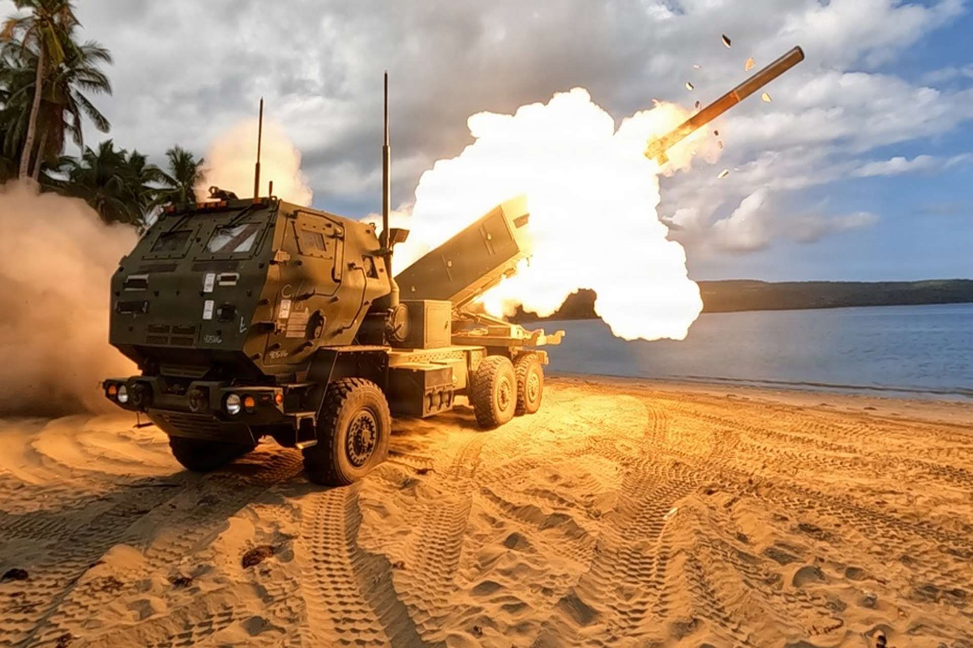 Lockheed Martin receives a $1.13 billion contract for M142 HIMARS launchers to meet urgent U.S. Army, Marine Corps, and allied demand, strengthening long-range precision fires for Australia, Canada, Estonia, Sweden, and Taiwan (Picture source: U.S. DoW).