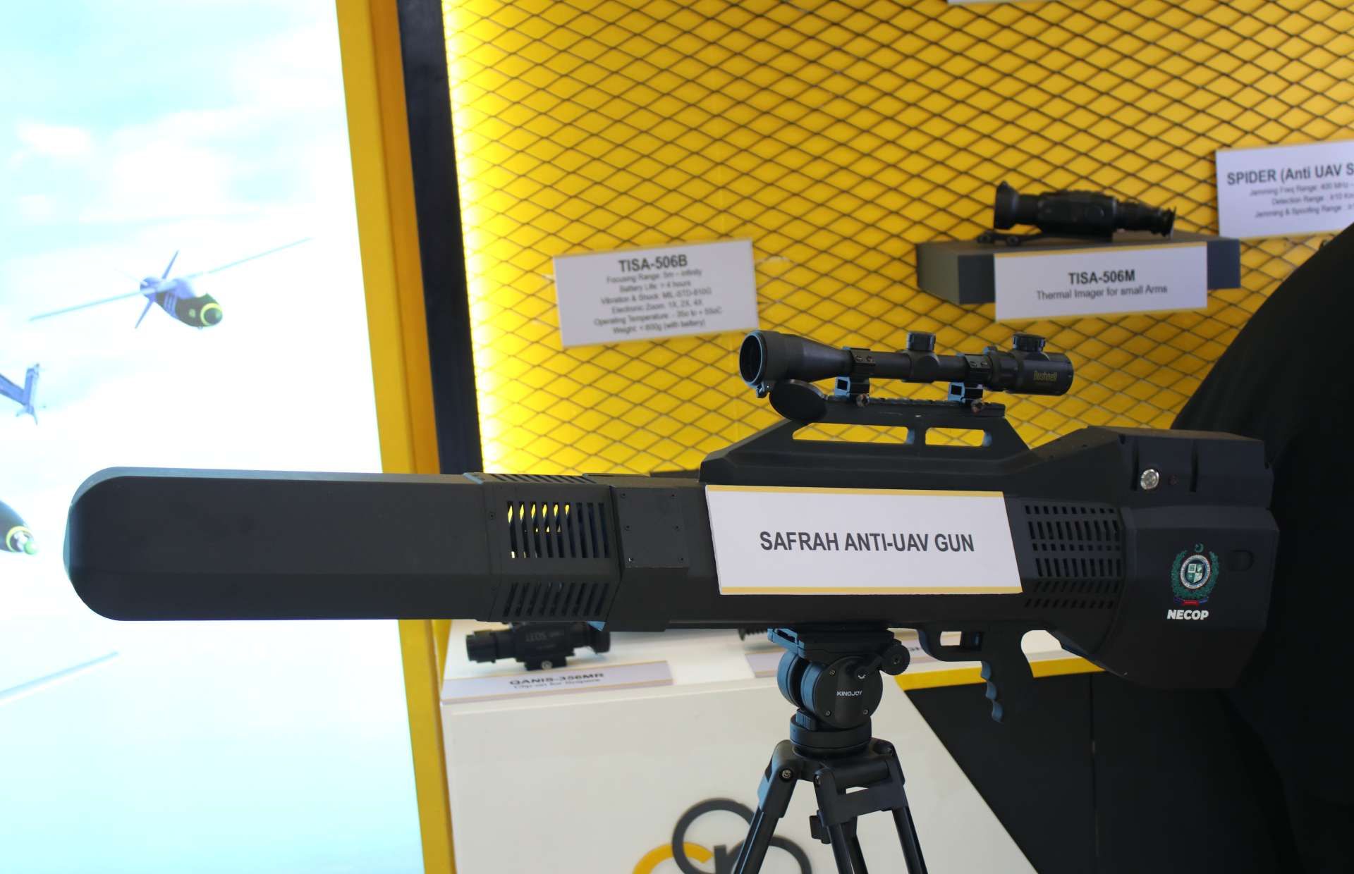 Safrah is a man-portable directional jammer that cuts drone control, video, and GPS links out to 1.5 km, forcing hostile UAVs to land or return home for frontline or perimeter defense (Picture source: Army Recognition Group).