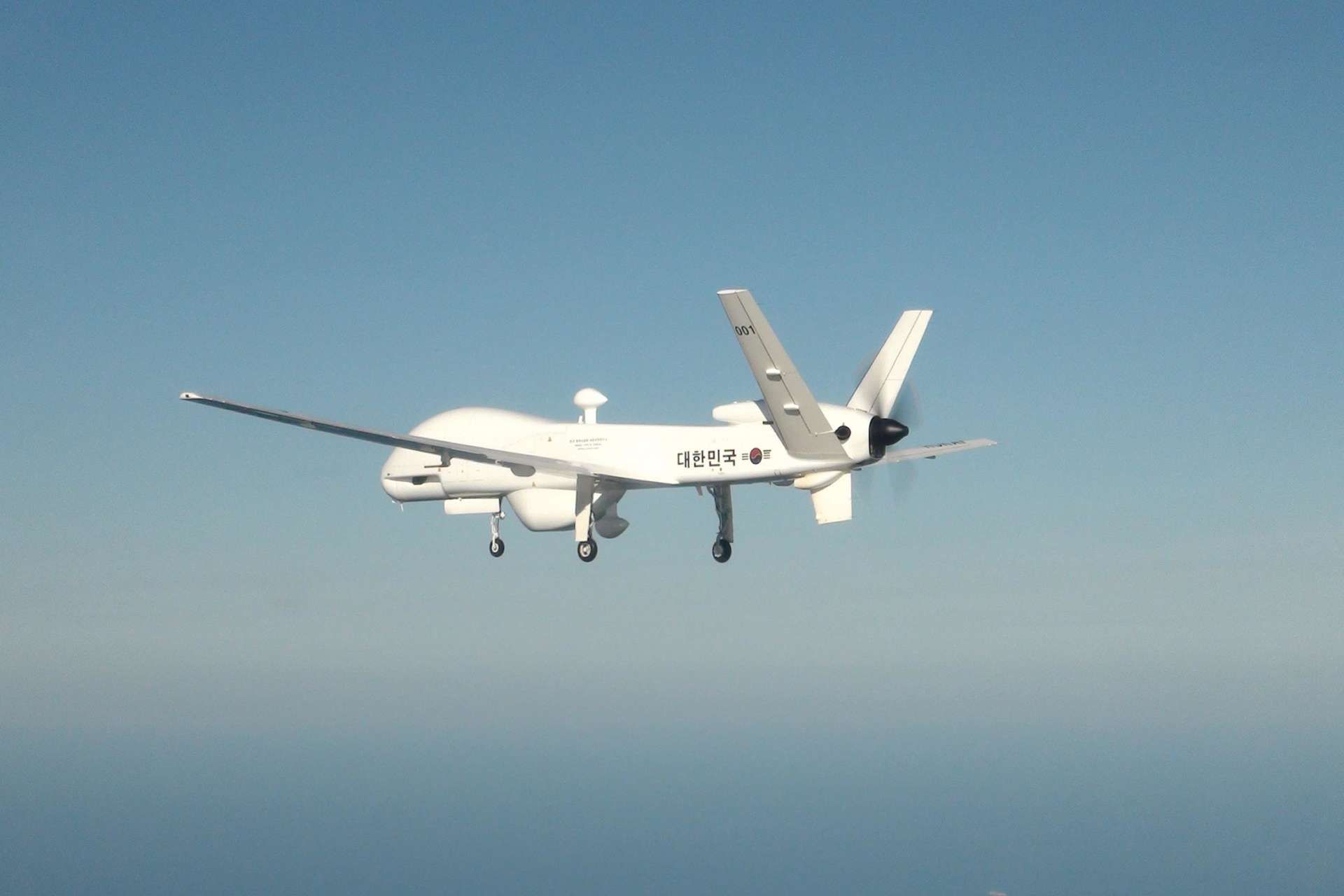 South Korea unveils its indigenous KUS-FS MALE drone, a long-endurance surveillance platform designed to strengthen real-time monitoring of North Korean command and missile targets (Picture source: South Korea MoD).