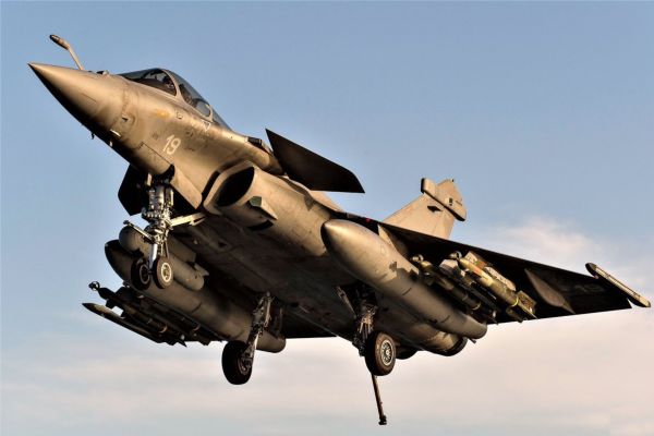 The Rafale M features thirteen hardpoints with a total external payload capacity of up to 9.5 tonnes, allowing integration of this type of weapon without compromising other mission capabilities (Picture source: French MoD)