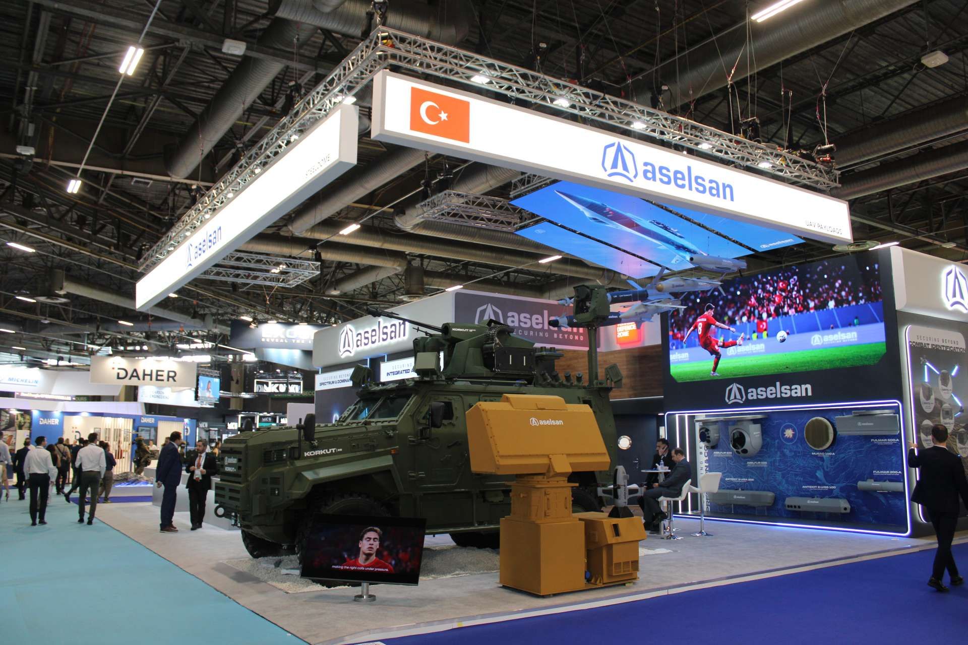 ASELSAN displayed its DRONEDEF counter-UAV system at Eurosatory 2026, integrating İHTAR jamming, GÖKBERK laser defeat, KORKUT 100/25 SB 25 mm airburst fire, and EJDERHA electromagnetic attack to counter drones through layered detection and engagement (Picture source: Army Recognition Group).