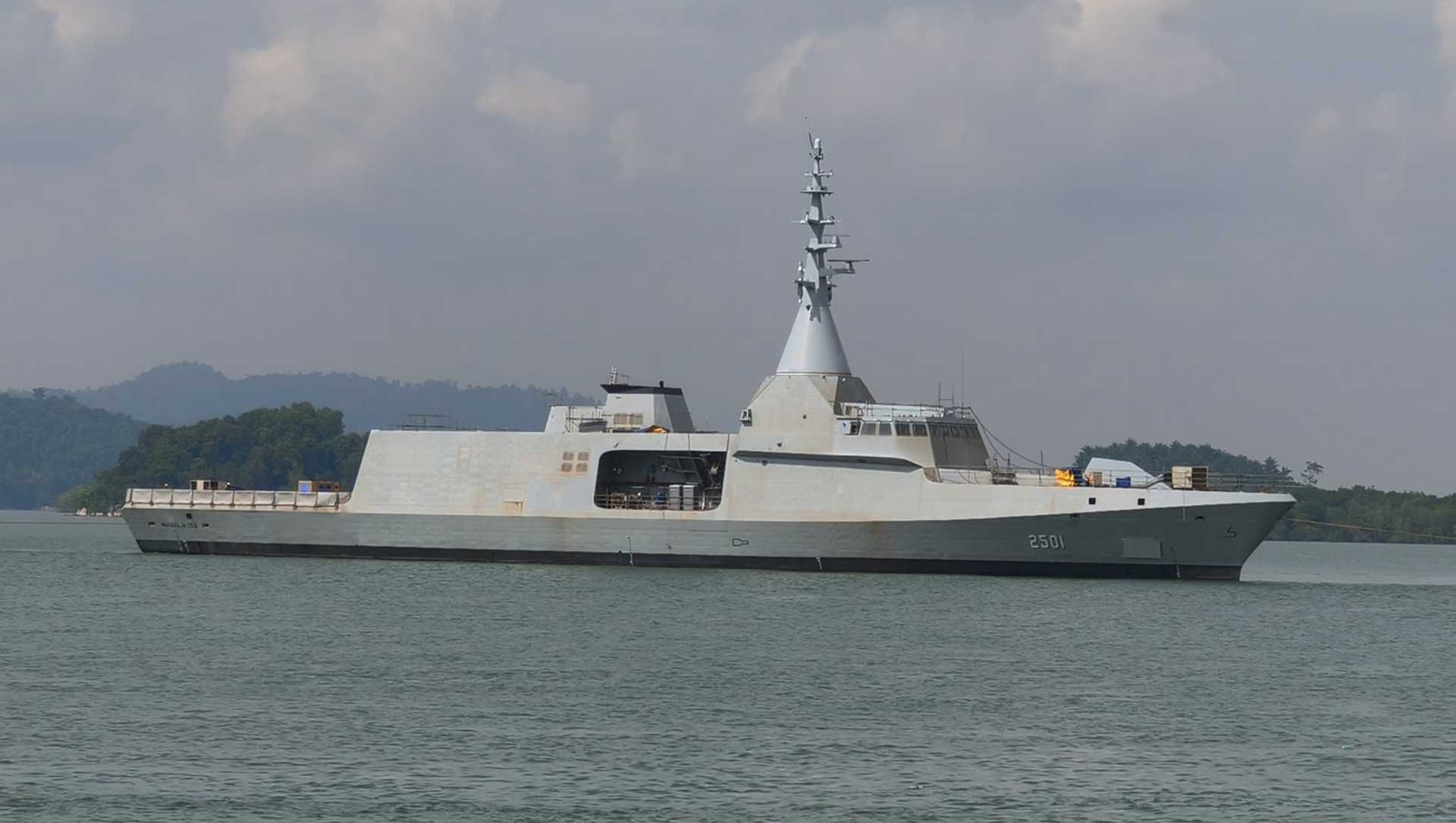 On January 20, 2026, Malaysia’s first Maharaja Lela-class littoral combat ship, KD Maharaja Lela (2501), departed its berth at Lumut Naval Shipyard to begin initial sea trials, marking a long-awaited step for the Royal Malaysian Navy’s LCS program. (Picture source: LUNAS)