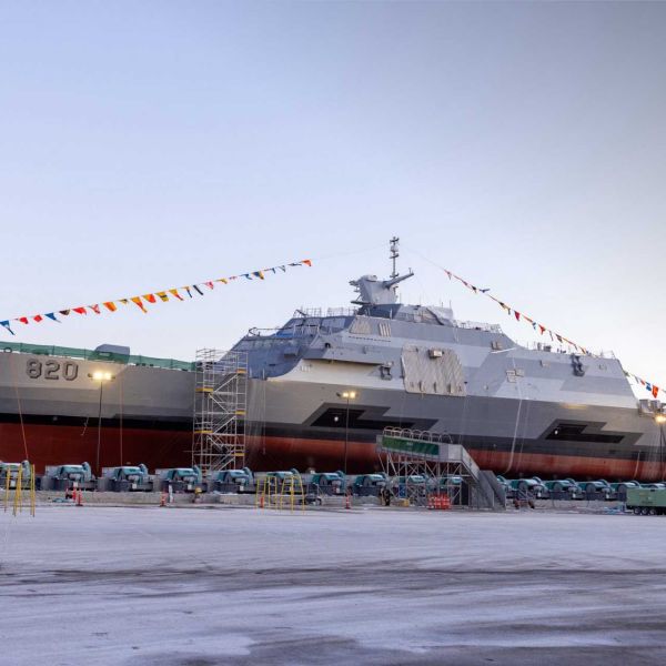 The HMS Saud (820) measures around 118 meters in length, sometimes specified as 118.6 meters, with a beam of 17.6 meters, a draft of 4.3 meters, and a maximum displacement of about 3,600 tonnes. (Picture source: Saudi MoD)