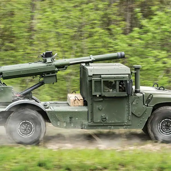 The Hawkeye's maximum rate of fire is listed as 8 rounds per minute for three minutes, with a sustained rate of 3 rounds per minute, while the maximum range reaches 11.6 km using Charge 7 and up to 19.5 km with rocket-assisted projectiles. (Picture source: AM General)