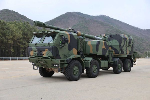 Hanwha Aerospace unveils new 8x8 wheeled self-propelled howitzer with K9 Thunder-derived 155 mm gun, combining long-range firepower with enhanced mobility and rapid deployment capability.