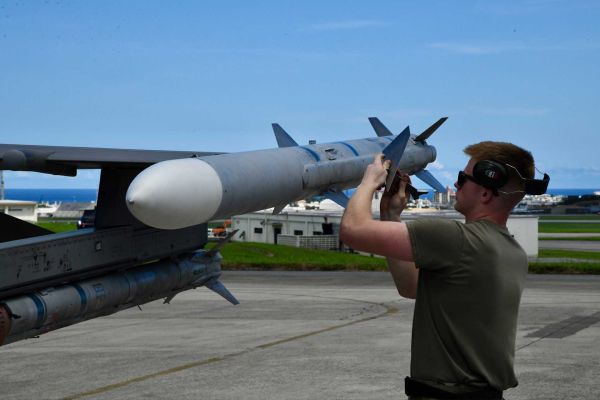By late 2023, the AMRAAM production had already reached ~1,200 missiles/year, but is now expected to reach at least 1,900 missiles/year following a new agreement with the US Department of War in February 2026. (Picture source: US Air Force)