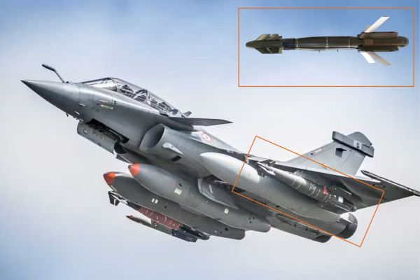 A French Rafale F4.1 Fighter during tests with the AASM 1000 guided bomb in 2023
