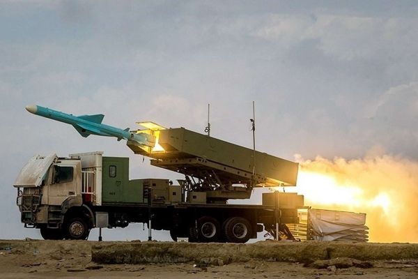 Iran’s naval and air defense strategy fuses mines, submarines, coastal anti-ship cruise and ballistic missiles, swarm tactics, and layered SAMs to turn the Strait of Hormuz into a high-risk “magazine-drain” fight, designed to pressure U.S. carriers, Aegis destroyers, tankers, and supporting ISR and tanker aircraft through saturation and dispersed, survivable launchers (Picture source: Tasnim).