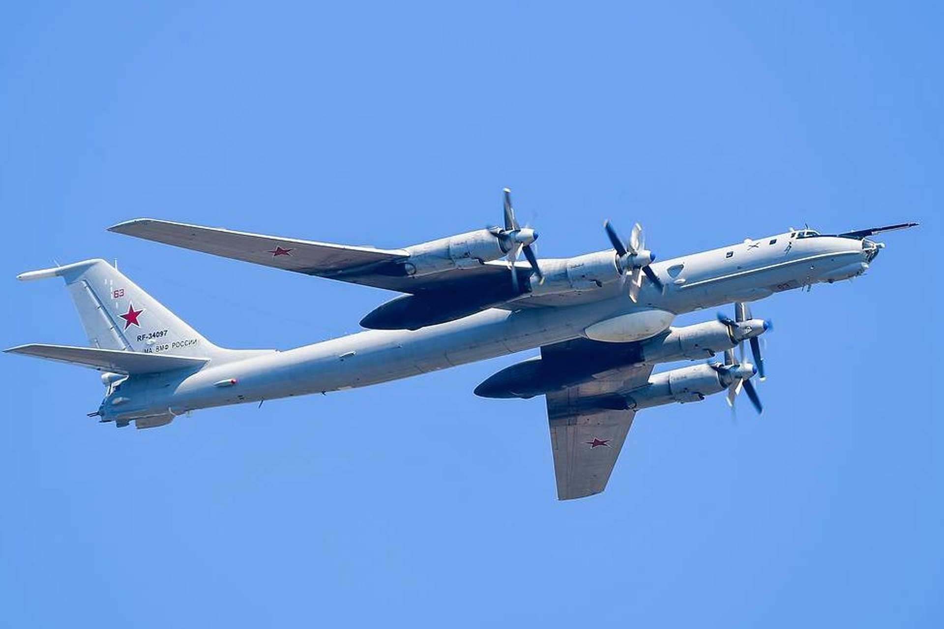 Russian Northern Fleet Tu-142MK crews completed the Russian Navy’s first-ever in-flight refueling near the North Pole, validating long-duration Arctic maritime patrol operations under extreme conditions (Picture Source: TASS)