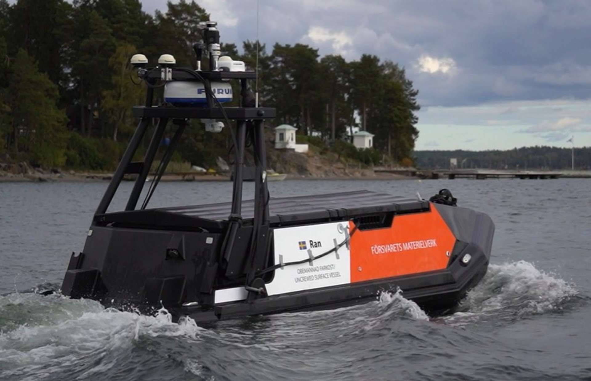 FMV’s Ran unmanned surface vessel, trialed near Berga, is a 6-meter, 2-ton platform that reaches 24 knots, carries 400 kg for up to 50 hours, uses 360° cameras and lidar, and operates teleoperated or autonomously for ISR and logistics (Picture source: FMV).
