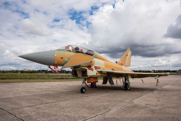 The first Eurofighter HALCON I combat aircraft for the Spanish Air and Space Force rolls out at Airbus Defence and Space’s Getafe facility near Madrid, ahead of its first engine run and maiden flight. The aircraft is part of Spain’s 20-unit HALCON I program, which will introduce E-Scan radar and enhanced combat capabilities to replace aging F/A-18 Hornets.