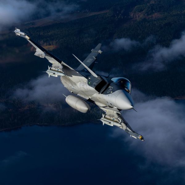 Colombia signs a 3.1 billion euro deal for 17 Saab Gripen E/F fighters, replacing Kfirs and tying airpower renewal to industrial and social projects with Sweden.